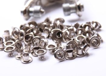 Pilih yang Cucok! Ada 8 Jenis Ukuran Mata Ayam Banner Loh!