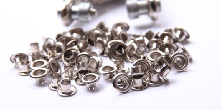 Pilih yang Cucok! Ada 8 Jenis Ukuran Mata Ayam Banner Loh!